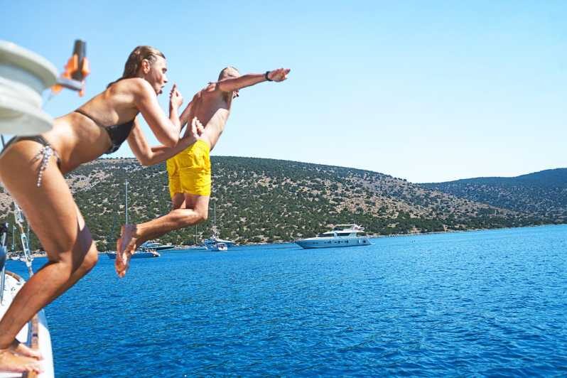 Boat Party to the Beach with Swimming Stops, DJ and Open Bar - The Tagus River Boat Party: What You’re Actually Booking
