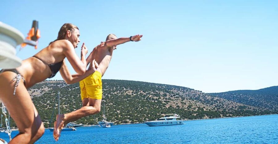 Boat Party to the Beach with Swimming Stops, DJ and Open Bar - The return to Praça do Comércio: What the last hour is like
