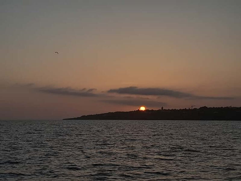 Cascais: Sunset Boat Trip with Welcome Drinks - Best time to go and who this trip suits