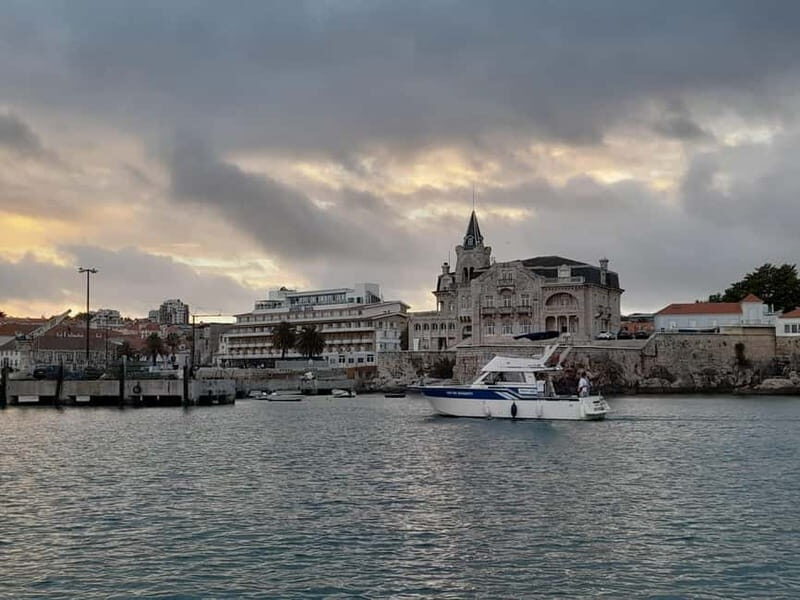 Cascais: Sunset Boat Trip with Welcome Drinks - Booking tips for a smoother sunset experience