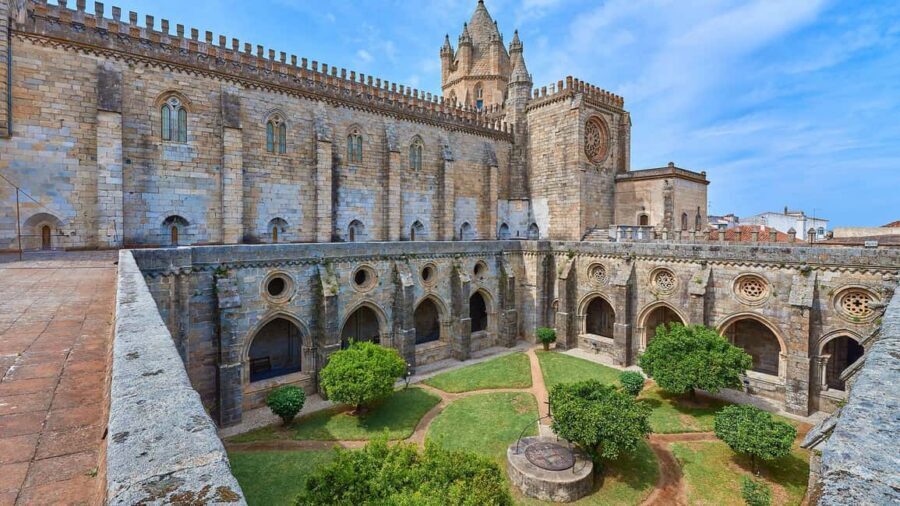 Évora: Private tour with entrance tickets to main monuments - Stop 2: Évora Cathedral With a Guide Who Makes Details Click