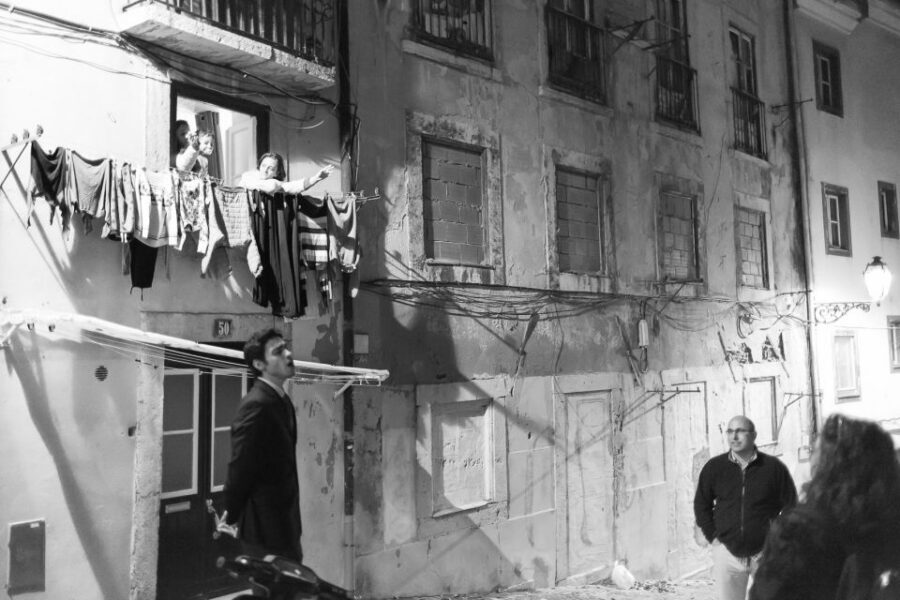Fado: Musical Walking Tour with Food & Live Show - Walking and listening: live fado singer moments you can hear up close