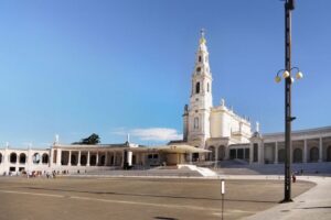 Fátima, Nazaré, and Óbidos: Small Group Tour From Lisbon - Nazaré’s surf coast: lighthouse views, North Beach, and the ocean’s personality