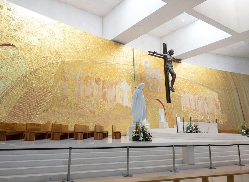 Fátima: Sanctuary and Aljustrel Village, Private Guided Tour - Getting Your Bearings at the Sanctuary Meeting Point