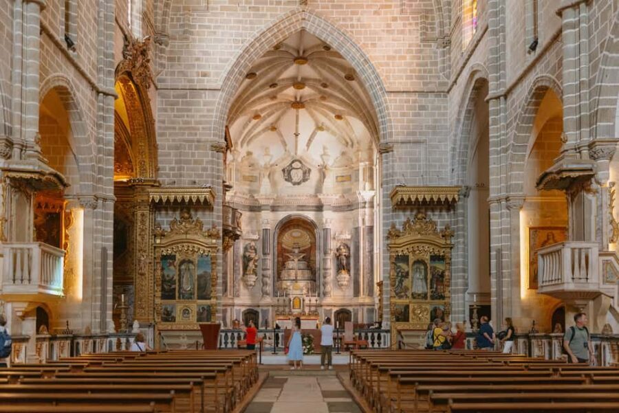 From Lisbon: Évora and Monsaraz Day Tour with Wine Tasting - Guides and group vibe: Portuguese, English, Spanish in one day