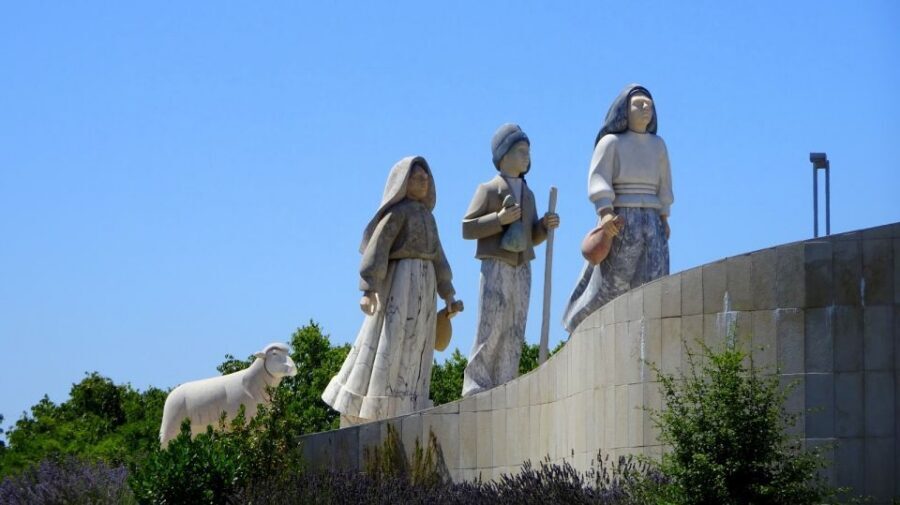 From Lisbon: Fátima, Óbidos Medieval, Nazaré Atlantic Coast - Meeting Point and the Rhythm of the Day From Lisbon