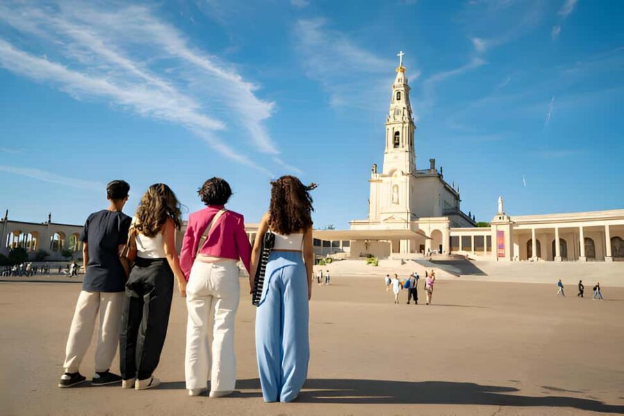 From Lisbon: Obidos, Nazaré and Fátima Small Group Tour - A small-group van day that actually feels organized