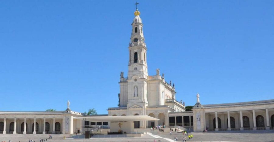 From Lisbon: Tour to Fátima, Batalha, Nazaré and Óbidos - Lisbon to Fátima and the Silver Coast in 9 Hours