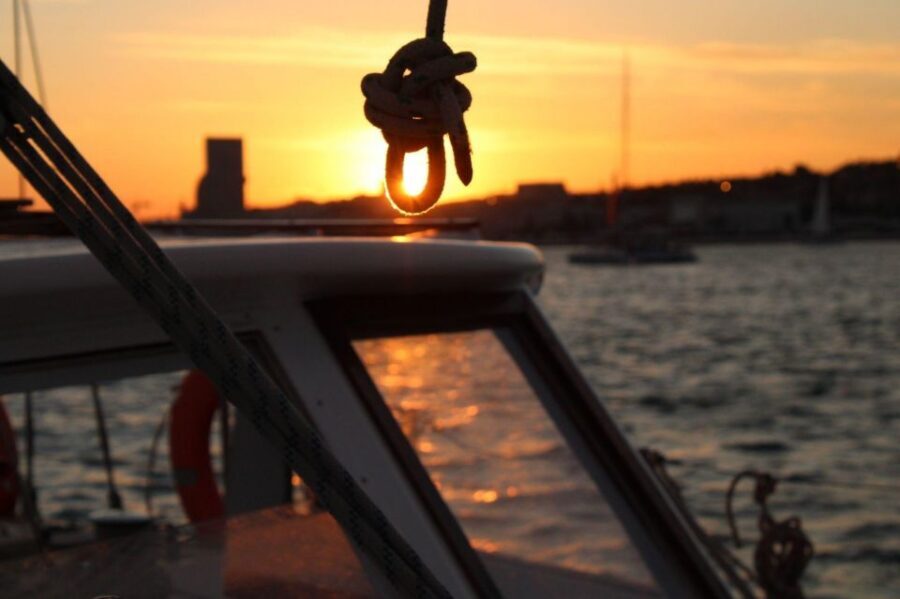Lisbon: 2H Sunset Boat Cruise Tour with Drinks - Where the cruise starts near Doca de Alcântara (Treino de Mar)