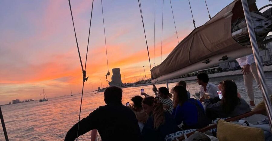 Lisbon: 2H Sunset Boat Cruise Tour with Drinks - Drinks and Portuguese bites: the onboard aperitivo is the main event