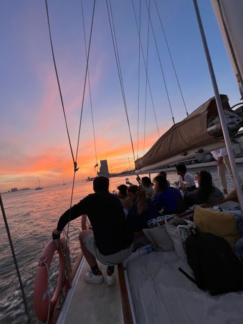 Lisbon: 2H Sunset Boat Cruise Tour with Drinks - Alfama and Praça do Comércio: the contrast you feel more than you read
