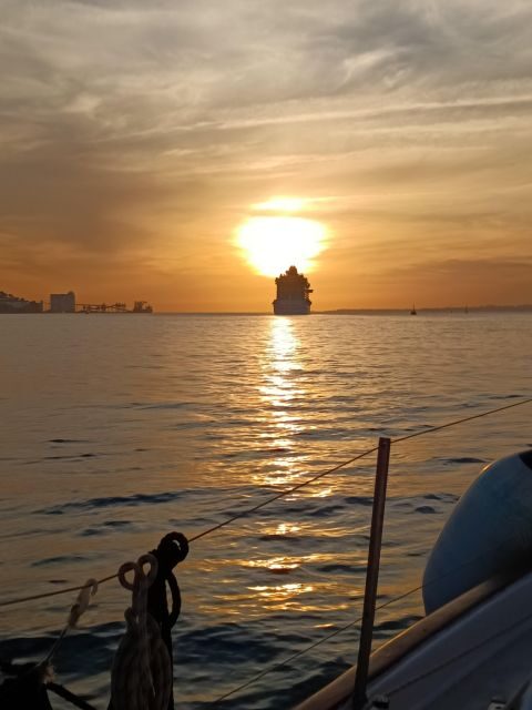 Lisbon: 2H Sunset Boat Cruise Tour with Drinks - Comfort, safety, and the onboard vibe you can actually feel