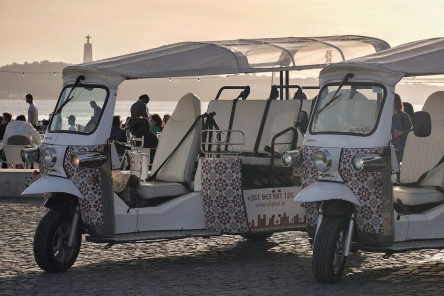 Lisbon: 3-Hour Street Art Tuk Tuk Tour - Castelo and Graça: viewpoints that reset your bearings