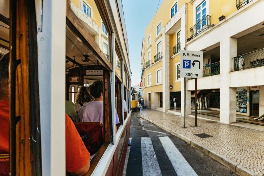 Lisbon: 72/96-Hour Hop-On Hop-Off Bus, Tram & Boat Ticket - Finding the Right Bus: Blue vs Pink at the Windshield