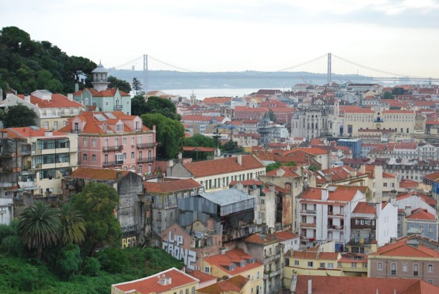 Lisbon: Alfama and São Jorge Castle Quarters Walking Tour - Key highlights at a glance