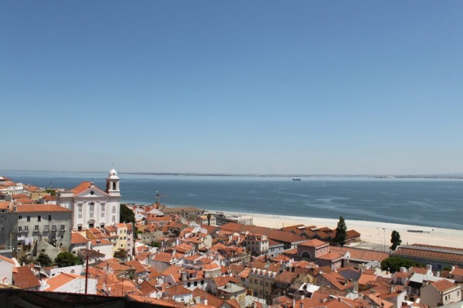 Lisbon: Alfama and São Jorge Castle Quarters Walking Tour - Largo do Chafariz de Dentro: fado’s origins in everyday life