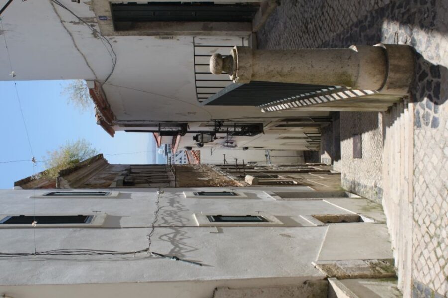 Lisbon: Alfama and São Jorge Castle Quarters Walking Tour - Lisbon Cathedral (guided entry): a 12th-century foundation with mixed styles