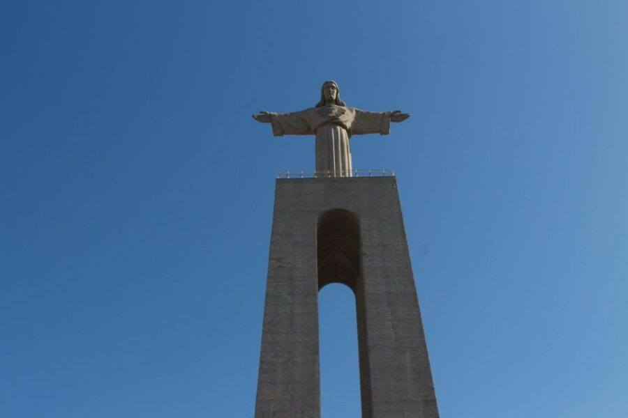 Lisbon: Arrábida and Sesimbra Day Trip with Wine - Arrábida Natural Park by van: scenic drives that actually have reasons