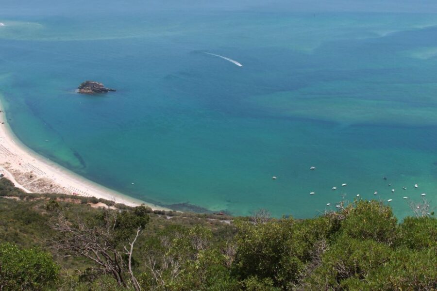 Lisbon: Arrábida and Sesimbra Day Trip with Wine - Portinho Arrábida beach time: the sea breeze break you’ll want