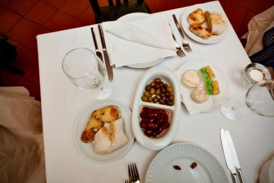 Lisbon: Authentic Fado Show, Dinner and Night Tour - What group size and language mean for your experience