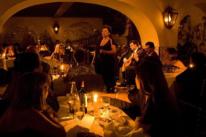 Lisbon: Authentic Fado Show, Dinner and Night Tour - Alfama photo stop: what to look for in just 15 minutes