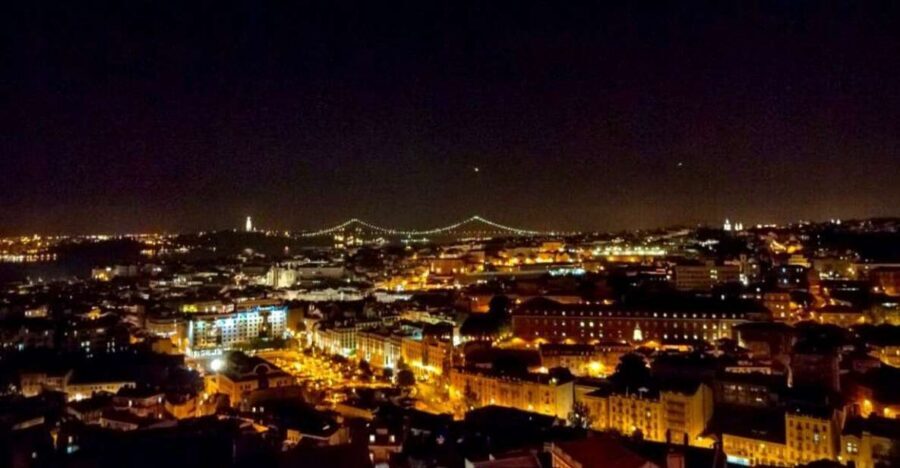 Lisbon: Authentic Fado Show, Dinner and Night Tour - Live Fado show: what to expect when the room goes quiet