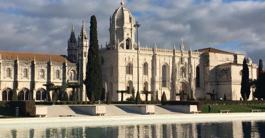 Lisbon: Belem Walking Tour with Jeronimos Monastery Ticket - Jerónimos Monastery: fast entry plus guided meaning