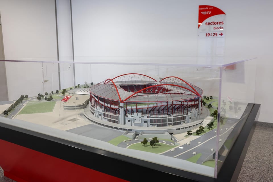 Lisbon: Benfica Luz Stadium Tour with Souvenir Scarf - The pitch and the eagles: where photos get real