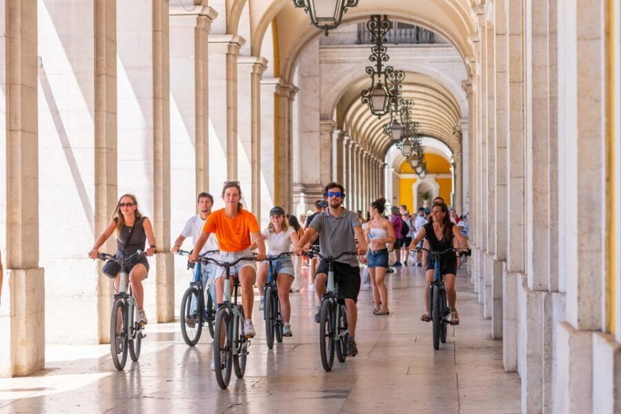 Lisbon Bike Tour: Langs de rivier van Belém naar Lissabon - Rolling into downtown Lisbon: Doca de Santo Amaro, Cais do Sodré, and Commerce Square