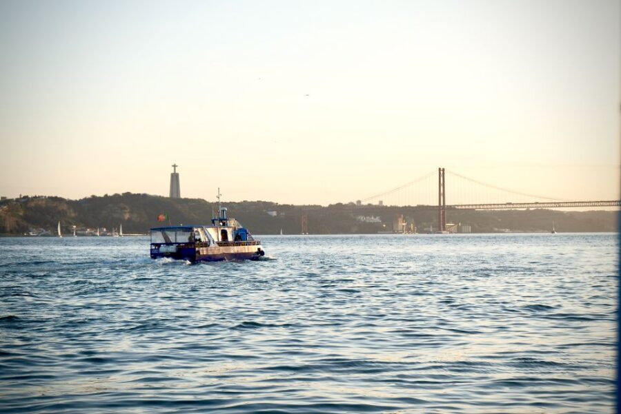 Lisbon: Boat Cruise with Live Fado Performance and a Drink - The drinks: a simple included perk