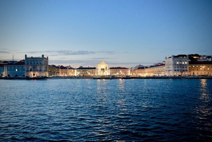 Lisbon: Boat Cruise with Live Fado Performance and a Drink - Who this tour suits best