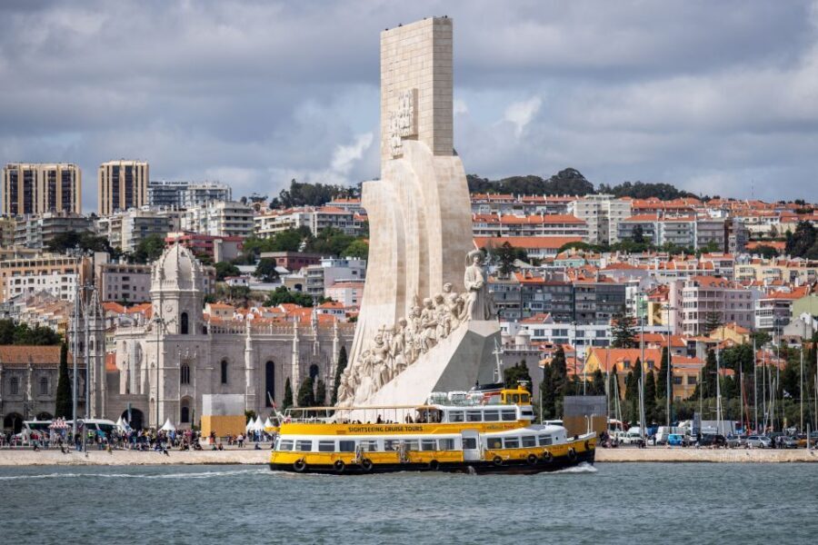 Lisbon: Boat Tour Ticket and Hop-on Hop-off 48-Hour Bus. - Audio guides: great idea, but come prepared