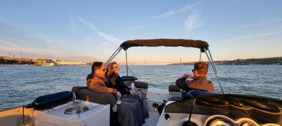Lisbon: Boat Tour with Champagne - Lisbon from the Tagus: why this cruise is such a good idea