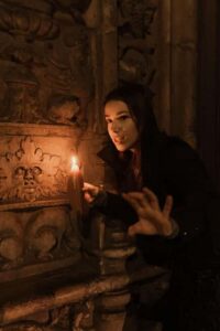 Lisbon by Night: Guided Walking Tour - The Unholy Secrets - Finding the Group: Rossio Square and the Lantern Detail