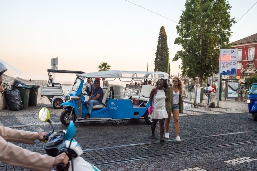Lisbon by Tuk Tuk Guided Tour: City of Neighborhoods - Sé de Lisboa and Castelo de S. Jorge: Cathedral Facades and Moorish Fortification