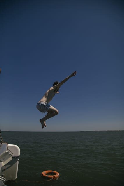 Lisbon: Catamaran Boat Party with Music, Open Bar & Dives - The 25 de Abril Bridge: the skyline flex