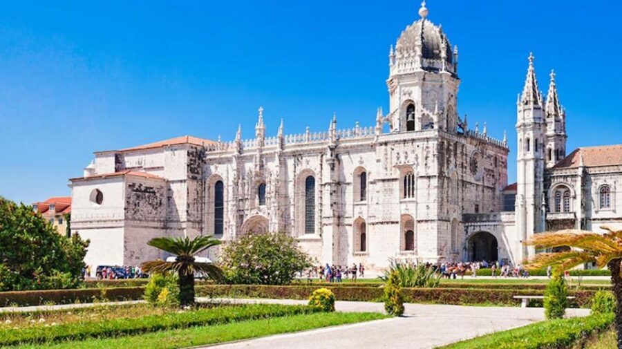 Lisbon City Tour: Full-Day - 25 de Abril Bridge and Christ the King viewpoints: the Lisbon “look out” payoff