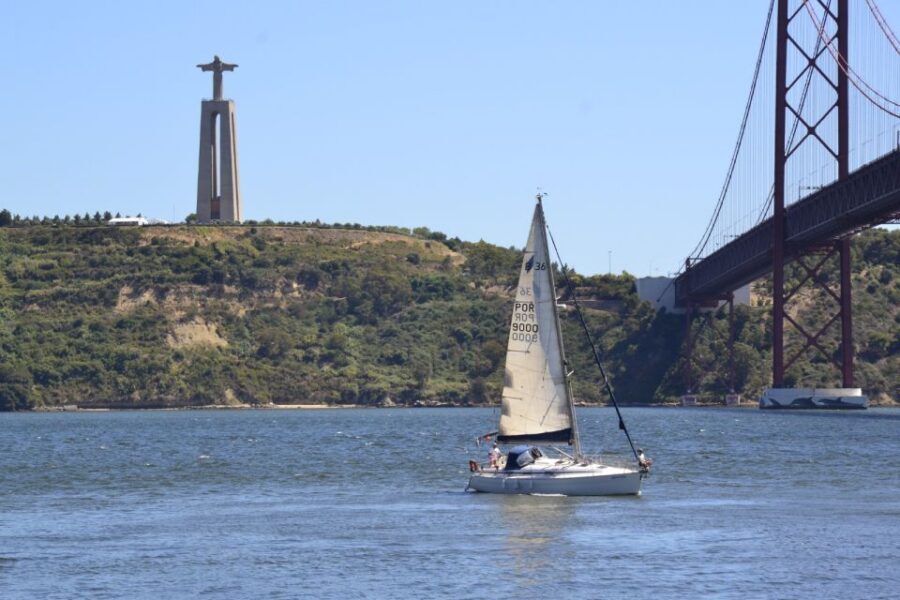Lisbon: Day and Sunset Tour on the Tagus River - Gliding Toward Terreiro do Paço: Lisbon’s Riverside in Motion