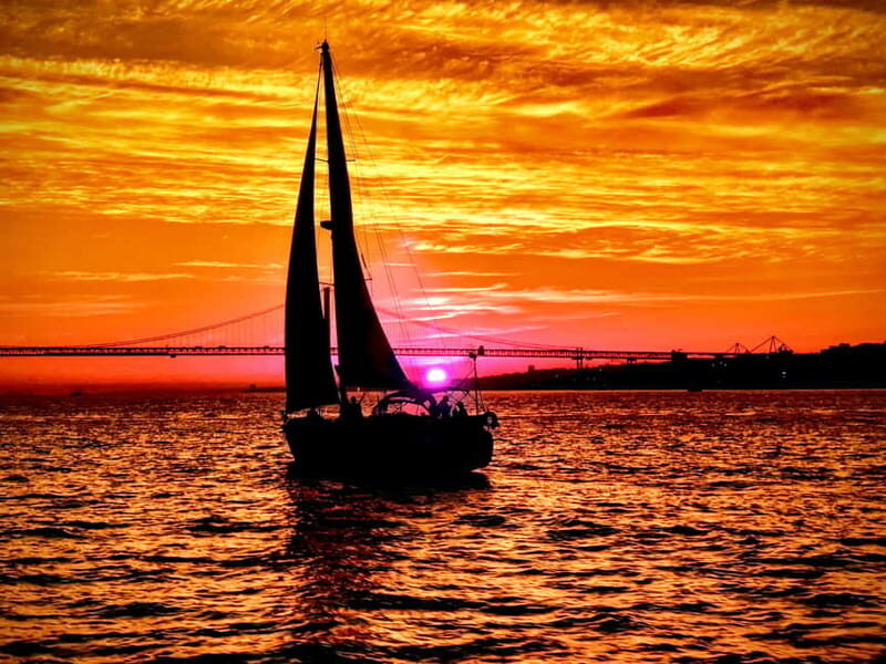 Lisbon: Daytime or Sunset Boat Cruise with History and Wine - The Final Tagus Moments: Sunset Light and a Relaxed Landing