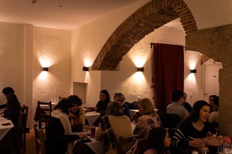 Lisbon: Dinner with Fado Show with the Rising Stars of Fado - Canto do Poeta in Lisbon: a small-house Fado night with real atmosphere