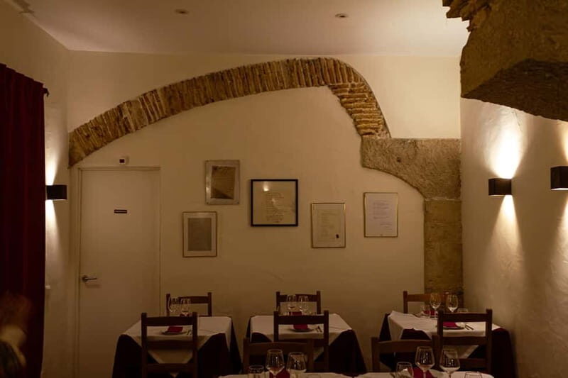 Lisbon: Dinner with Fado Show with the Rising Stars of Fado - The venue experience: cosy, close, and sometimes uncomfortably warm