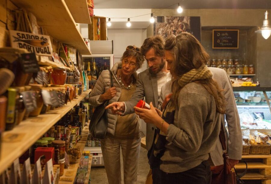 Lisbon: Evening Local Food Crawl with Drink Pairings - Guides matter: what the best evenings have in common