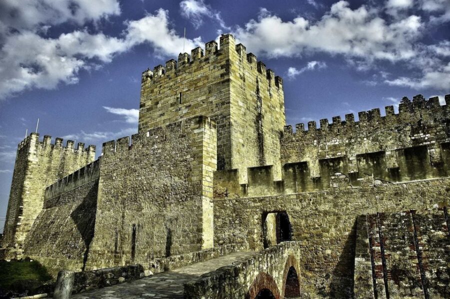 Lisbon: Full-Day City Tour with Cable Car Ride - Sé de Lisboa and São Jorge Castle: medieval Lisbon on a hill that runs the show