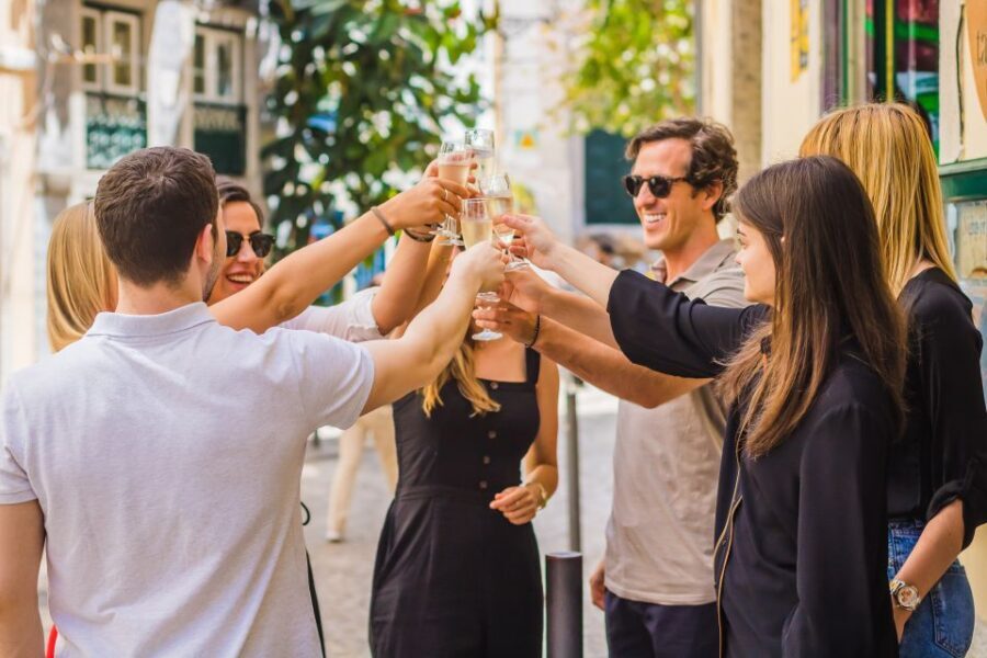 Lisbon: Guided Food and Wine Tasting Tour - A Tasquinha Canto do Fado: Pesticos + VIP Fado House Time