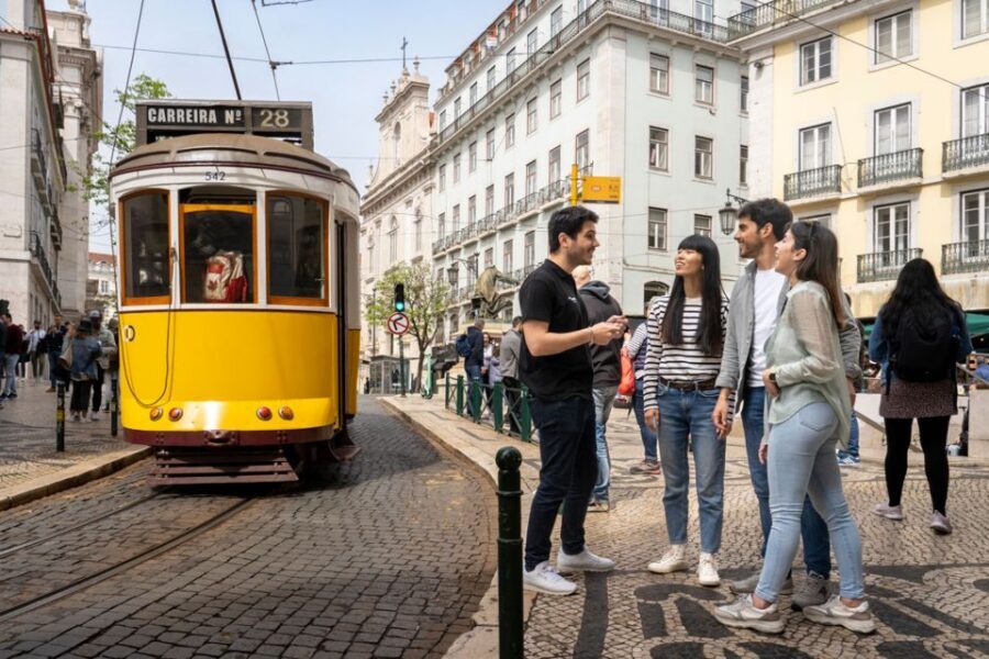 Lisbon: Helicopter Ride, Boat Trip, & Old Town Walking Tour - Getting back to the center and keeping the day comfortable