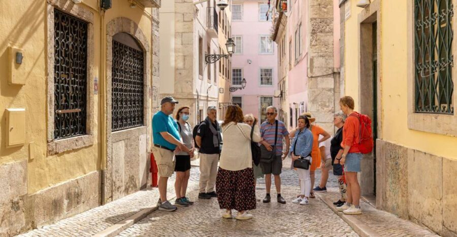 Lisbon: History, Stories and Lifestyle Walking Tour - Miradouro São Pedro de Alcântara: views that help you read the city