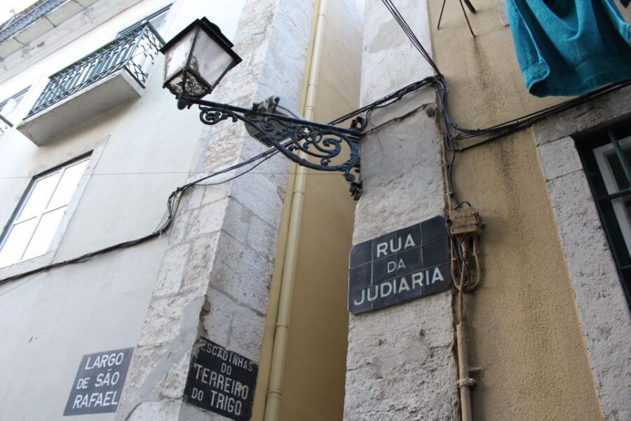 Lisbon: Jewish History in Portugal Guided Walking Tour - A star of David and archaeological clues in the city