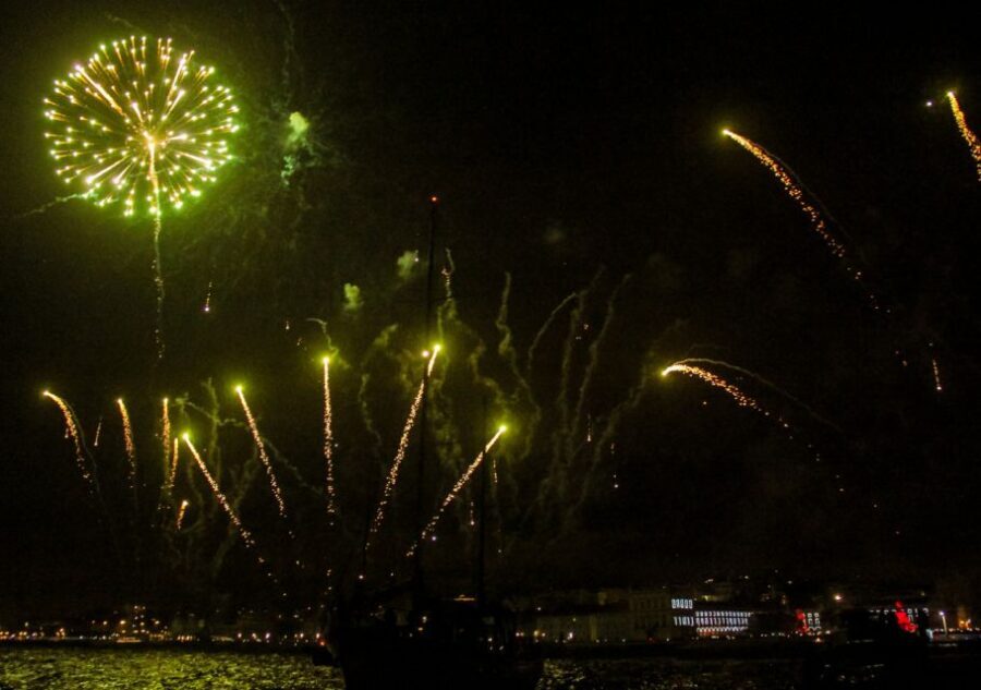 Lisbon: New Year's Eve with Live Dj Fireworks and Open Bar - Doca da Marinha check-in: where the night starts