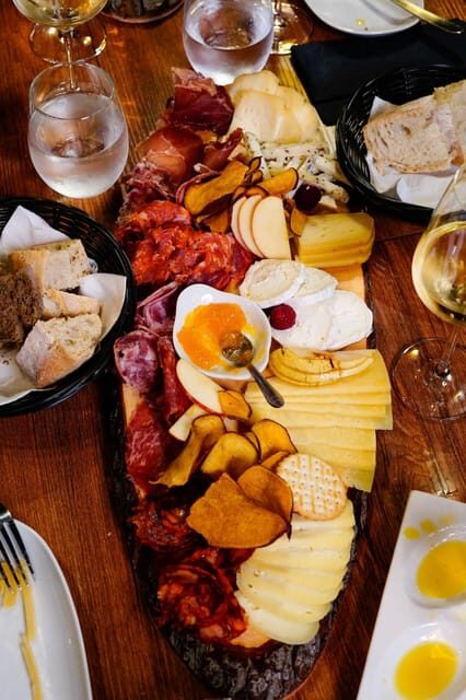 Lisbon: Premium Wine and Tapas Tasting Session - The pacing in real time: what 2 hours feels like