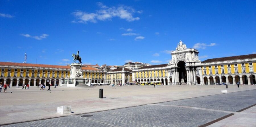 Lisbon: Private Full Day City Tour - São Jorge Castle and Alfama’s narrow alleys: the old heart of Lisbon
